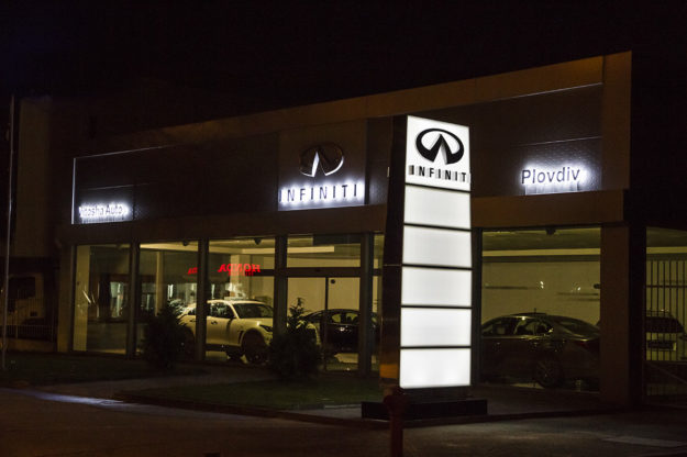 Illuminated totem INFINITI