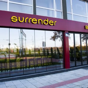 Surrender обемни букви - външна реклама