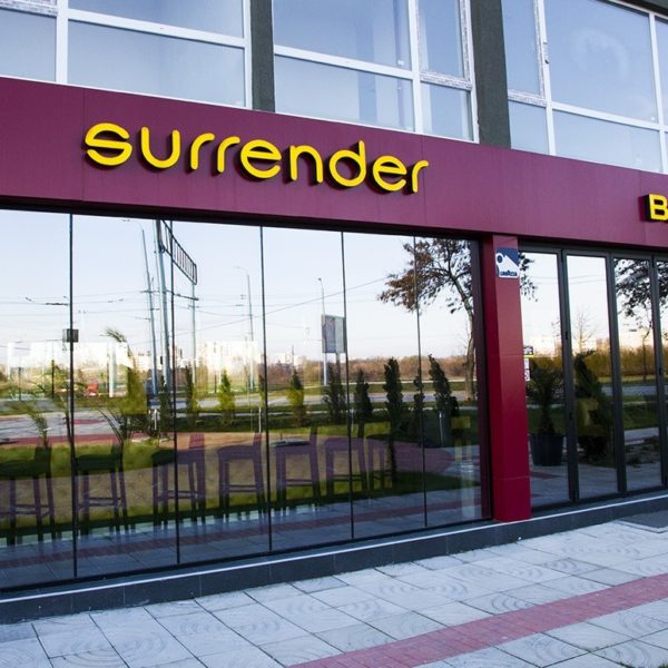 Surrender обемни букви - външна реклама