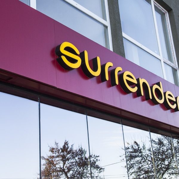 Surrender обемни букви от плексиглас