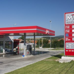 Външна реклама за бензиностанция