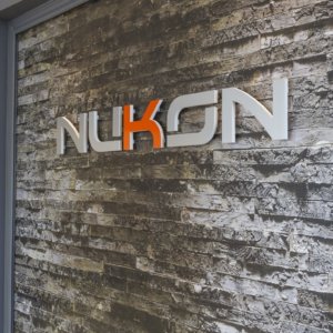 Обемни букви Nukon Брандиране на офис на Nukon с обемни букви