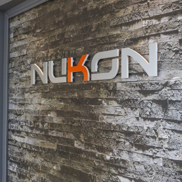 Обемни букви Nukon Брандиране на офис на Nukon с обемни букви