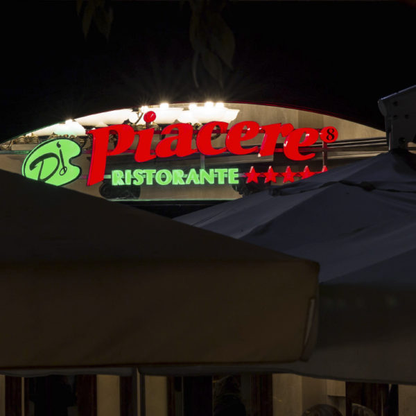 Obemni bukvi_Piacere 02 Светещи обемни букви Piacere изцяло от плексиглас