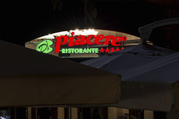 Светещи обемни букви Piacere изцяло от плексиглас