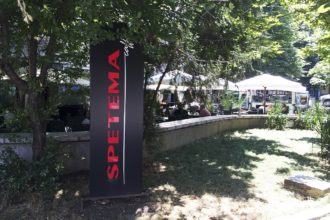 Светещ тотем с надпис Spetema