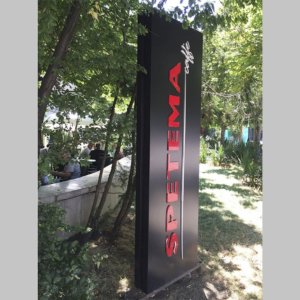 Рекламен тотем с червени букви, които изписват SPETEMA