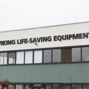 Viking Life-Saving Equipment несветещи букви от плексиглас