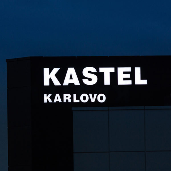 Светещи букви от плексиглас Кастел Карлово