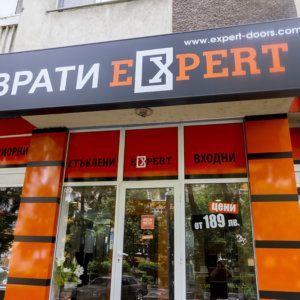 Брандиране на шоурум Врати Expert - поставяне на еталбонд по колоните