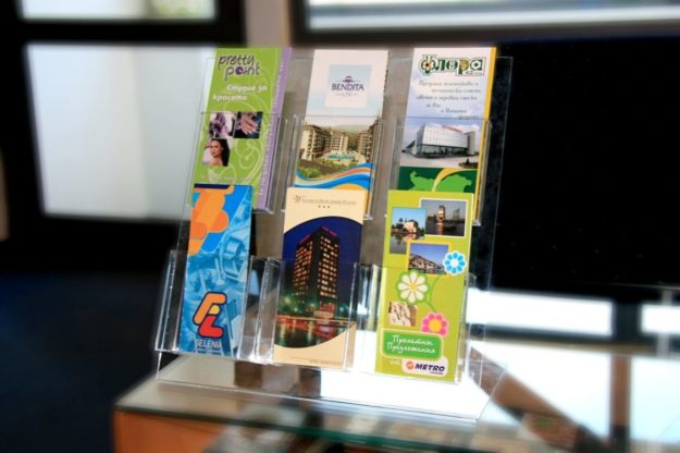 Плексигласова стойка за брошури, Медия Дизайн