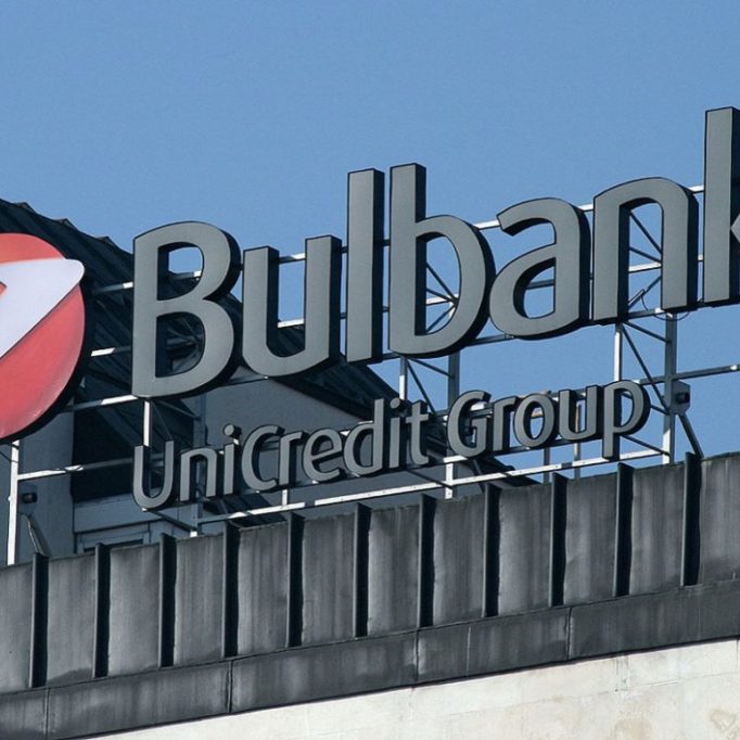 Светещи обемни букви с плексиглас и алурапид, Bulbank Светещи обемни букви с плексиглас и алурапид, Bulbank
