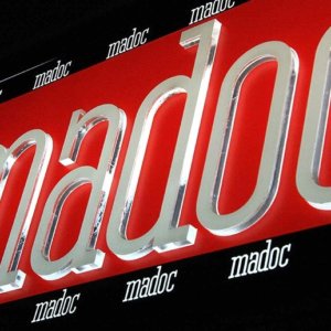 Светеща реклама с алуминиеви профили и обемни букви от плексиглас Светеща реклама с алуминиеви профили и обемни букви от плексиглас