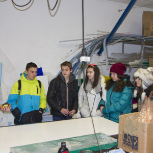 Осмокласници правят коматексова табела в Медия Дизайн