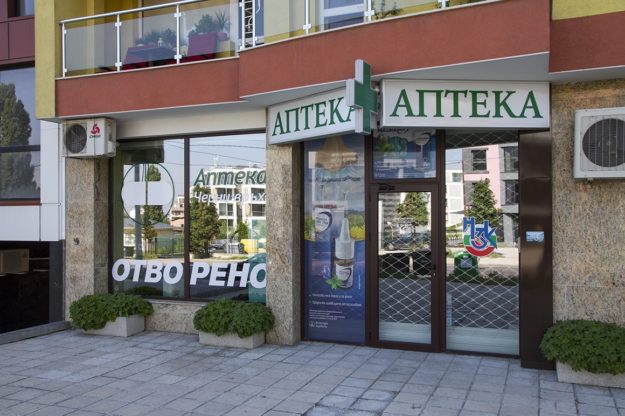 Illuminated ad with aluminum sign systems for drugstore Pharma