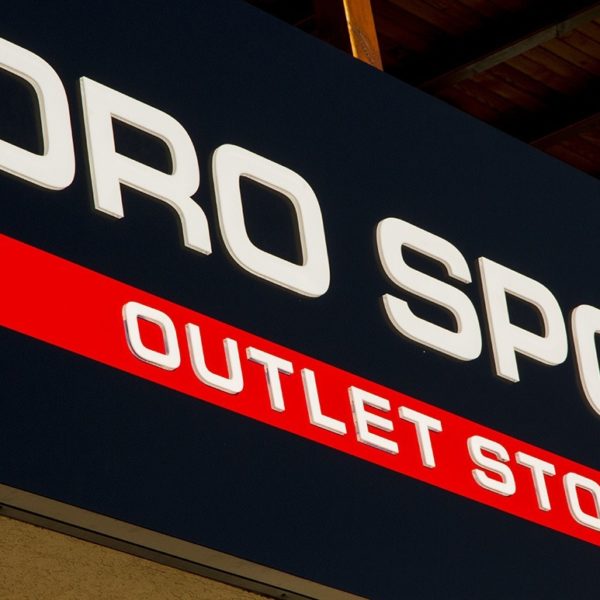 Светещи обемни букви Boro Sport, вградени в табела от еталбонд Светещи обемни букви Boro Sport, вградени в табела от еталбонд