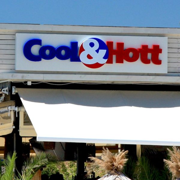 Светещи плексигласови букви Cool&Hott, Свети Влас Светещи плексигласови букви Cool&Hott, Свети Влас
