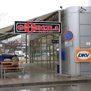 Табела Godzila на бензиностанция Петрол в София