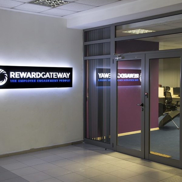 Светеща табела за офис на Reward Gateway Светеща табела за офис на Reward Gateway