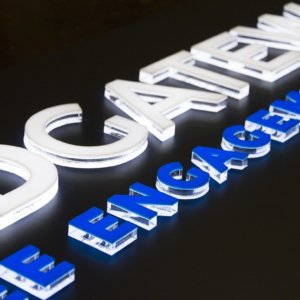 Релефни обемни букви вградени в табела от плексиглас Релефни обемни букви вградени в табела от плексиглас