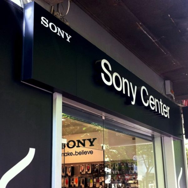 Рекламни букви Sony Center, светещи от плексиглас Рекламни букви Sony Center, светещи от плексиглас