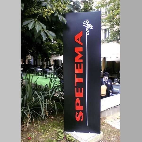 Тотем за външна реклама, който изобразява логото на Spetema Caffe