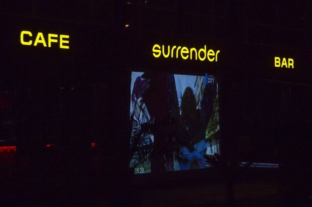 Светещи букви от плексиглас Cafe&Bar Surrender