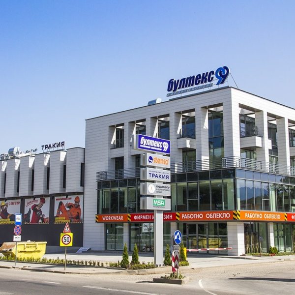 Брандиране на сградата на Бултекс 99 с рекламни табели, букви и тотем Брандиране на сградата на Бултекс 99 с рекламни табели, букви и тотем