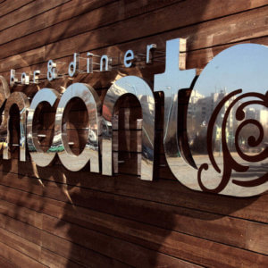 Рекламни букви от инокс за Encanto Bar & Diner от рекламна агенция Медия Дизайн