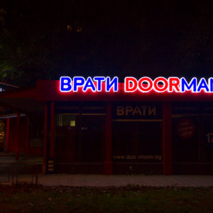 Illuminated channel letters Doormann store