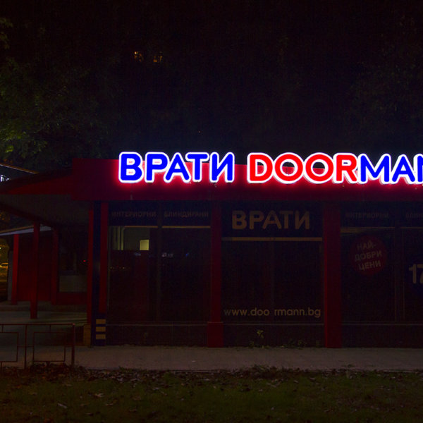 Illuminated channel letters Doormann store
