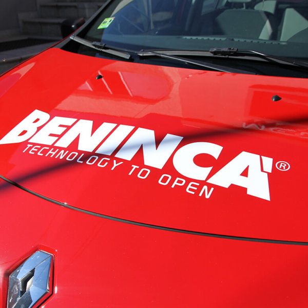 Рекламни надписи за фирмен автомобил на Beninca