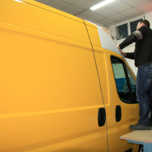 Брандиране на бус с жълто фолио за DHL България