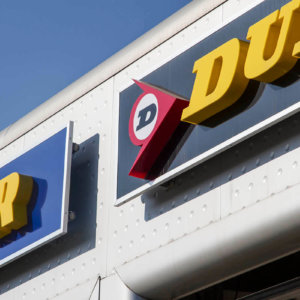 Букви от плексиглас, монтирани на еталбондова табела