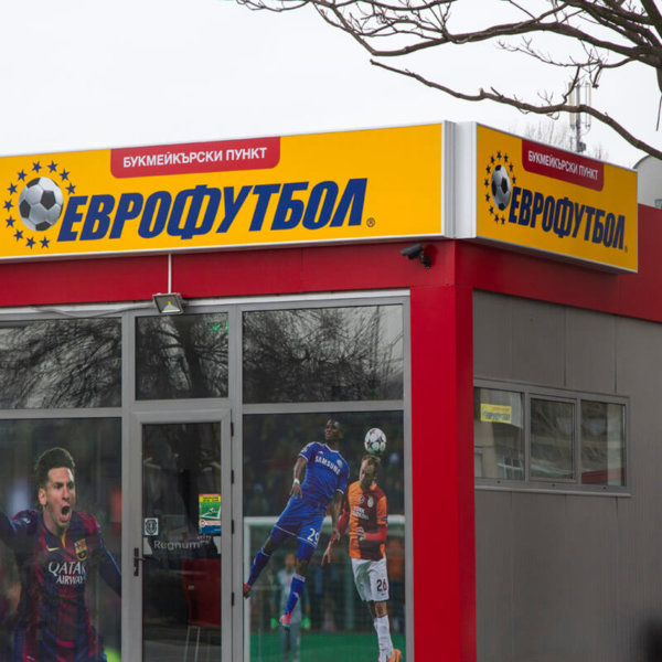 Табели с винил и LED за Еврофутбол в Пловдив Табели с винил и LED за Еврофутбол в Пловдив