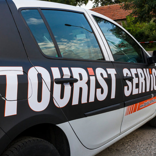 Tourist Service – брандиране на фирмен автомобил с автомобилно фолио Tourist Service - брандиране на фирмен автомобил с автомобилно фолио