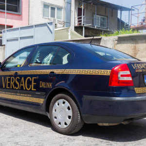 Облепяне на автомобил с рязано фолио с Versace дизайн Облепяне на автомобил с рязано фолио с Versace дизайн