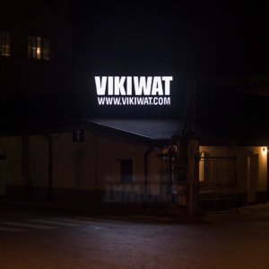 Светеща външна реклама за Vikiwat - обемни букви с G.O.Q. LED