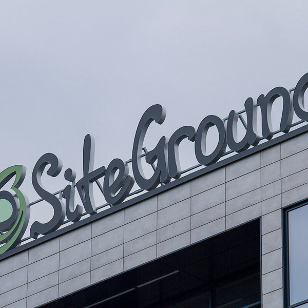 Светещи букви Siteground с ден и нощ перфо фолио Светещи букви Siteground с ден и нощ перфо фолио