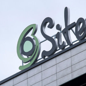 SiteGround светещи букви и лого ден и нощ