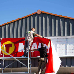 Монтиране на винила на светодиодна табела T-market Разлог Поставяне на рекламна табела