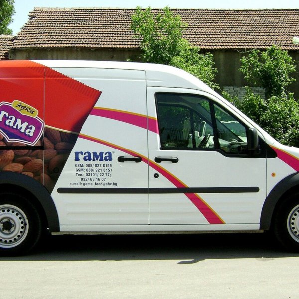 Attractive vehicle branding - Gama 2002