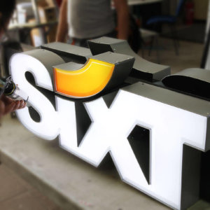 Изработка на Двустранно светеща табела от еталбонд с обемни букви Sixt