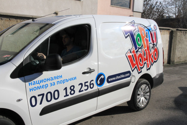 Chochko cakes car wrap