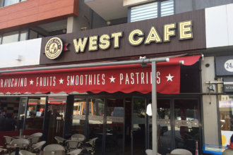 Светещи букви West cafe върху основа с дървесно фолио 3M DI-NOC