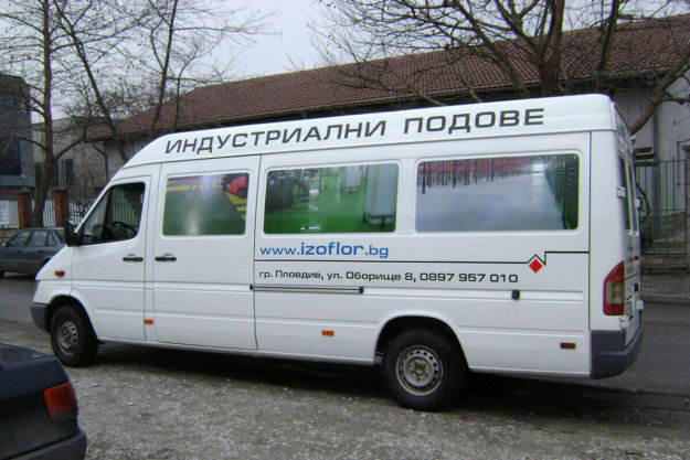 Vehicle branding for Izoflor's company cars