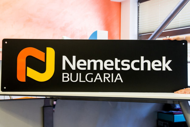 Несветеща плексигласова табела Nemetschek Bulgaria