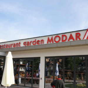 ресторант Модър с обемни светещи букви от Медия Дизайн