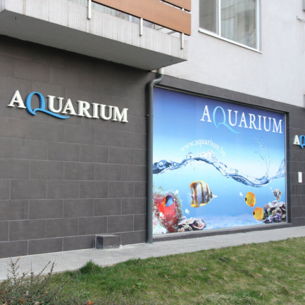 Надпис по фасадата на магазин Aquarium София