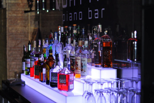 Светещ стелаж за бутилки, Пиано бар Quattro в Пловдив